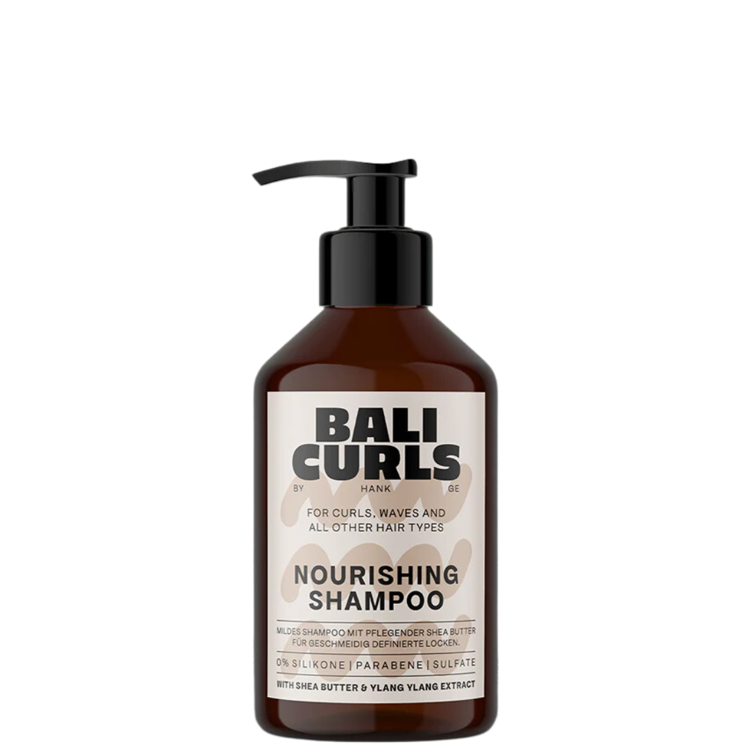 Een 250ml full-size fles Bali Curls Nourishing Shampoo met een pompdop. Het etiket benadrukt de aanwezigheid van sheaboter en ylang-ylang-extract en zorgt ervoor dat het vrij is van siliconen, parabenen en sulfaten.