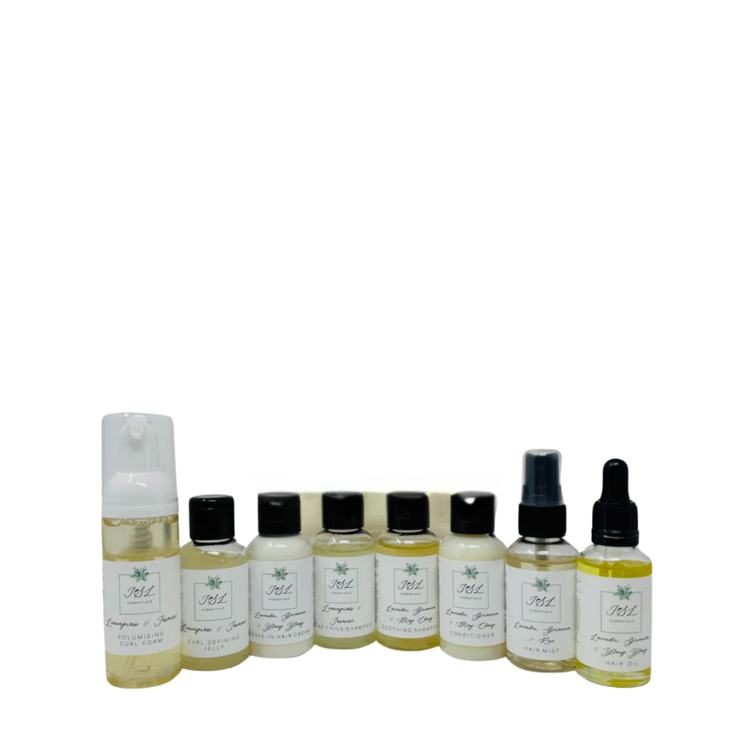 De JSL Essentials Haircare Taster Kit (TRAVEL-SIZE) bevat een verzameling van negen verschillende formaten huidverzorgingsflessen, inclusief spray- en druppeltypes, op een rij gerangschikt. Daaronder bevinden zich producten zoals een Soothing Shampoo en Volumising Curl Foam, die elk beloven uw schoonheidsroutine te verbeteren met hun unieke formules.