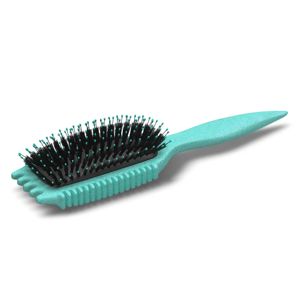 De NIEUWE Bounce Curl Volume EdgeLift Brush (TEAL) heeft een turquoise design, zwarte borstelharen en een rechthoekige paddle head. Gemaakt van biobased materialen, combineert deze veelzijdige 5-in-1 borstel stijl en milieuvriendelijkheid voor een uitstekende verzorgingservaring.
