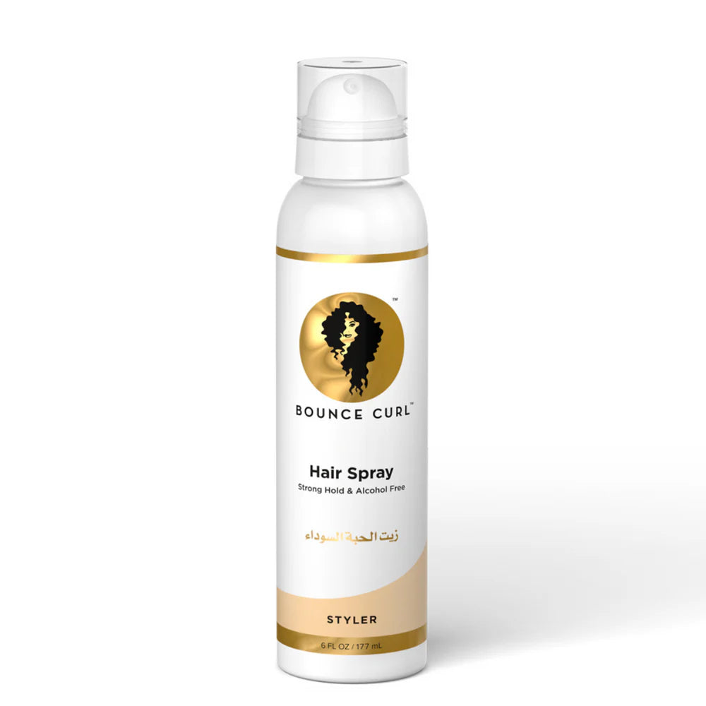 De Bounce Curl Hair Spray 177ml (FULL-SIZE) wordt geleverd in een wit-gouden fles met een vrouwensilhouetlogo op de voorkant. Deze Strong Hold & Alcohol Free haarspray is ideaal om pluis te controleren en je krullen te verbeteren.