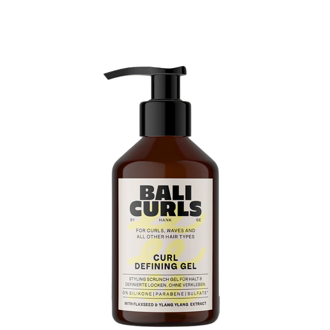 Een 150ml full-size fles Bali Curls Curl Defining Gel met een pompdop. Ontworpen voor krullen, golven en alle haartypes, het is geformuleerd zonder siliconen, parabenen en sulfaten. Het bevat voedende lijnzaad en geurig ylang-ylang extract voor prachtig gedefinieerde krullen.