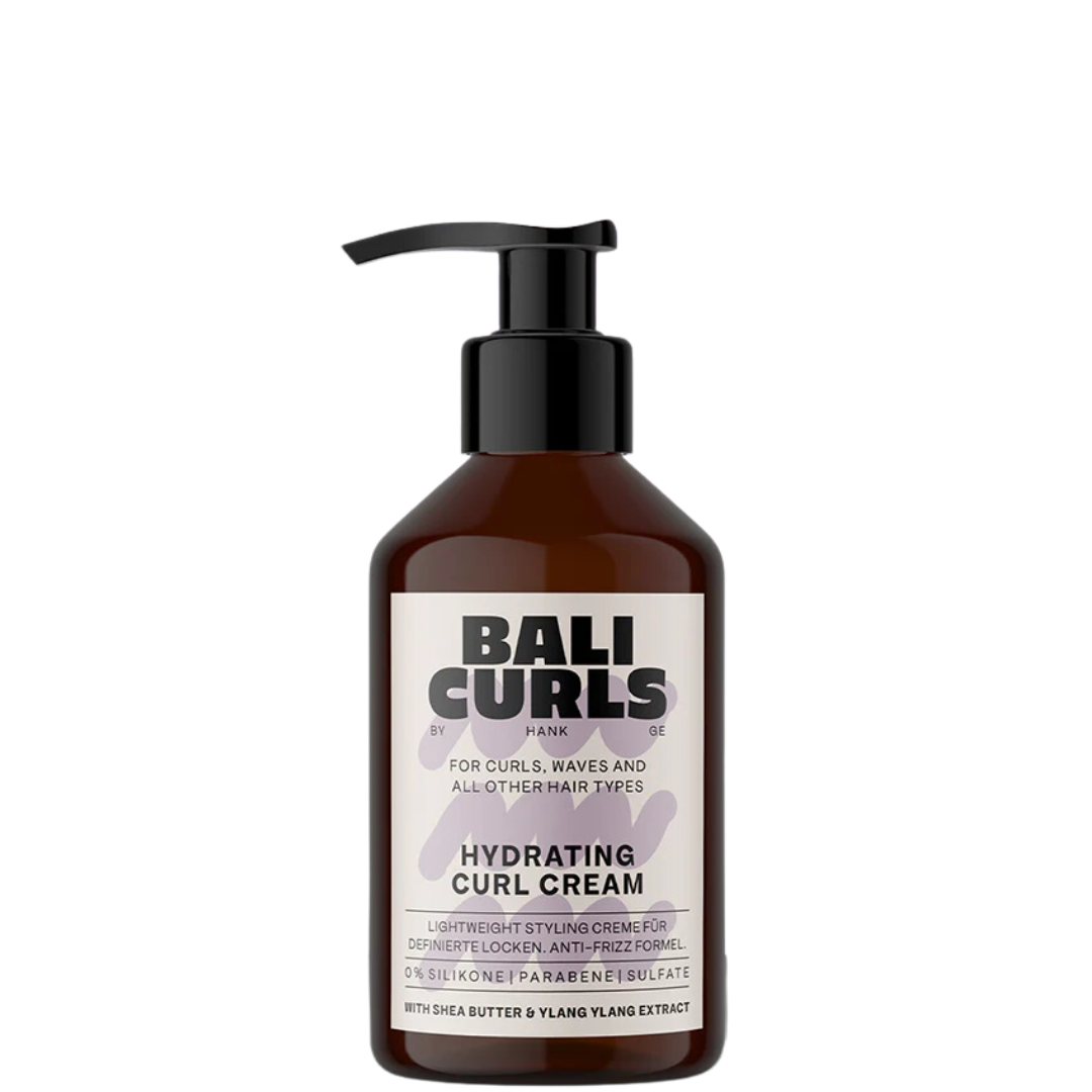 De 150ml full-size Bali Curls Hydrating Curl Cream wordt geleverd met een pompdispenser en is doordrenkt met sheaboter, ontworpen voor het stylen van krullen, golven en verschillende haartypes. De anti-frizz formule zorgt ervoor dat je haar glad en handelbaar blijft.