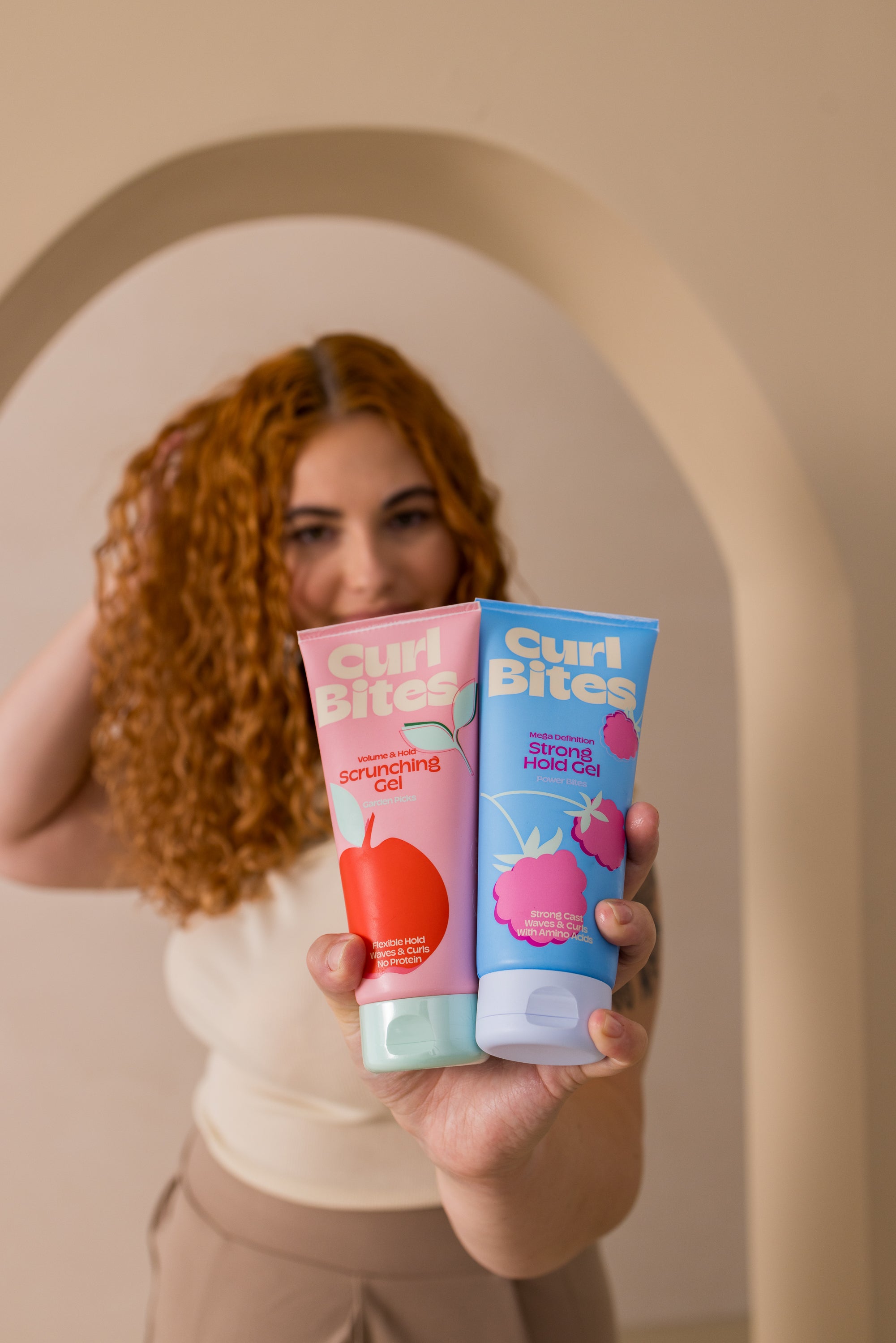 curl bites scrunching gel met vrouw krullen